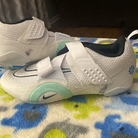 Nike ladies spin shoes size 8. - Picture 6 of 7